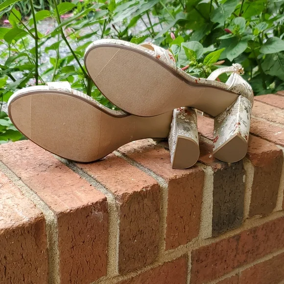 Fabric covered block heel sandals - Picture 6 of 11